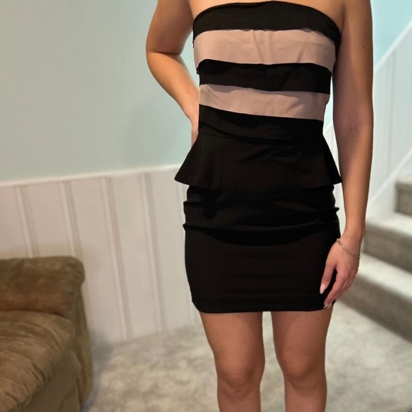 Short dress - Picture 1 of 1